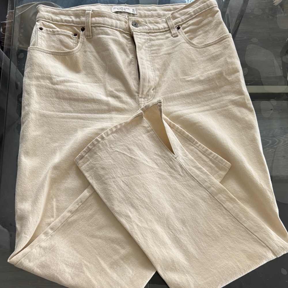 Abercrombie & Fitch Ultra High Rise 90s Straight Jeans in Cream Size 14